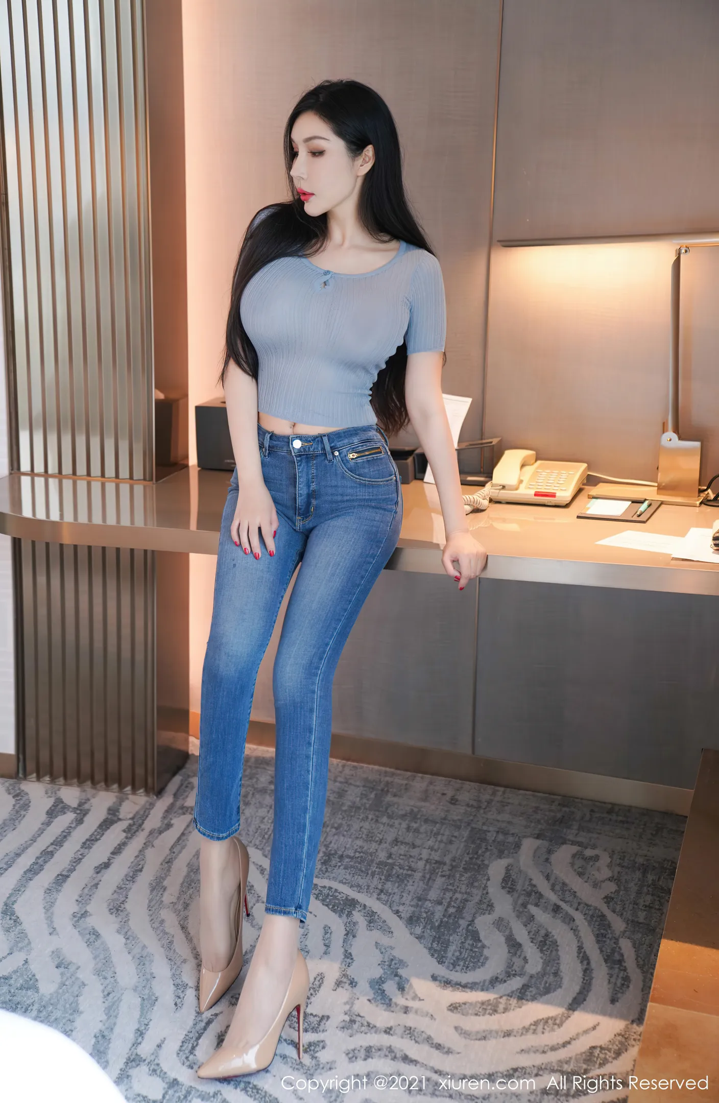 [XiuRen秀人网]VOL.3580 模特田冰冰私房轻透服饰配牛仔裤半撩露豪乳半球惹火诱惑写真61P-秀人网官方网站